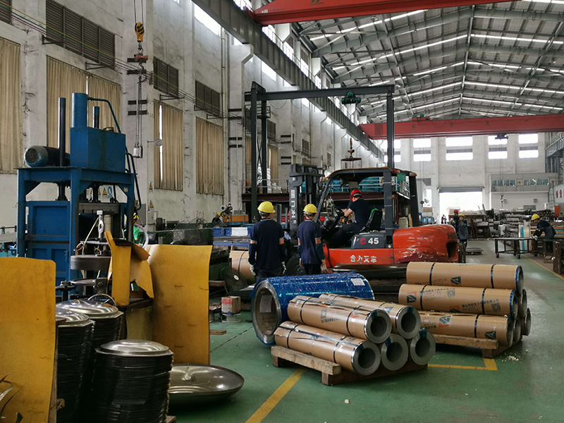 东莞不锈钢水塔封盖厂出货量高峰期到来，群发不锈钢团结一致迎接考验